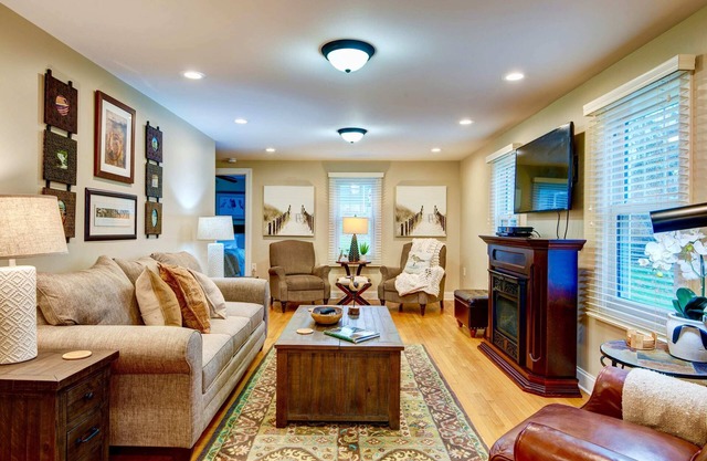 Luxurious, Three Bedroom, Pet Friendly Home. Walk to Village!