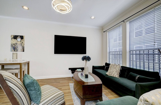 Luxurious Townhome in Med Center, NRG, Rice U. Near great shopping and eating!