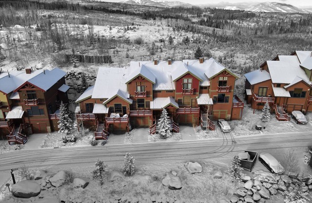 Luxurious Townhome With 3 En-suites, Gorgeous Views and Private Hot Tub!