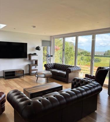 Luxurious, Unique & Elegant Cottage in Portree with a hot tub