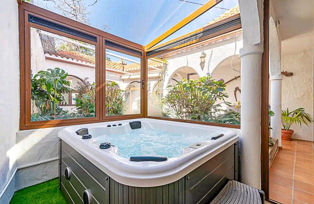 Luxurious Vacational Rental with Spa, BBQ, Hi-Speed Wi-Fi, sat TV & much more