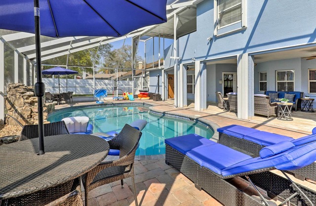 Luxurious Villa with Heated Pool, Theatre, Gym, Bar, BBQ, Office!