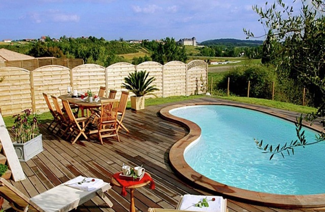 Luxurious villa with nice terrace in rural Chalais