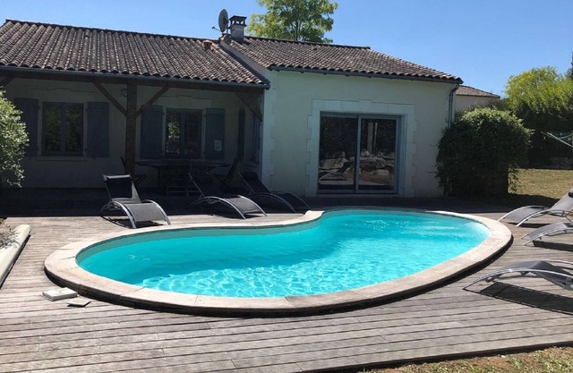Luxurious villa with terrace in the rural Chalais