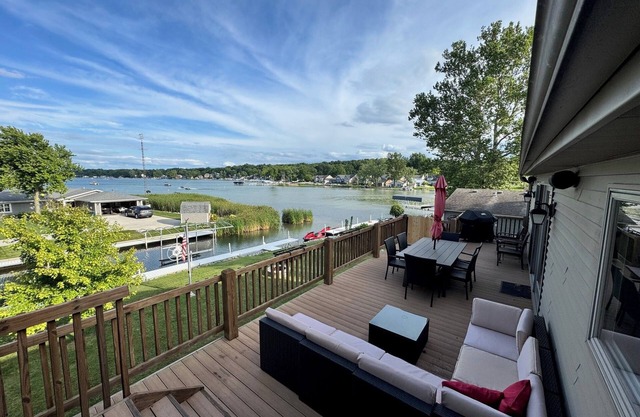 Luxurious Waterfront Family Retreat on Crooked Lake, Angola, IN.