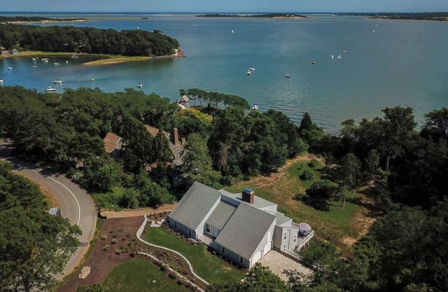 Luxurious Waterfront Home!