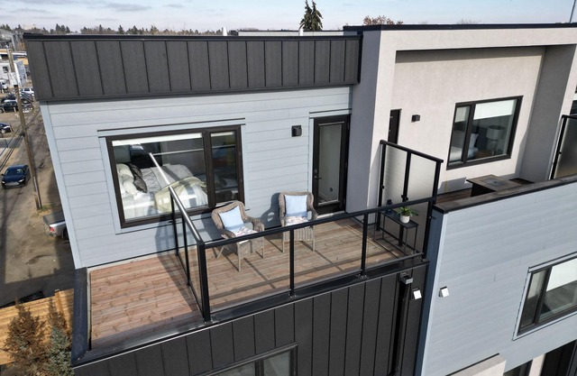 Luxuriously Designed | Garage & Free Parking | King Bed | DT View | Fast WIFI