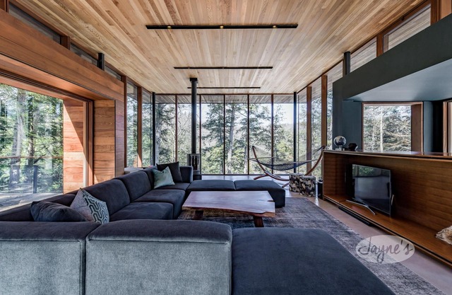 Luxuriously stunning 5bed 3bath retreat on Tucker Lake! Hot Tub!