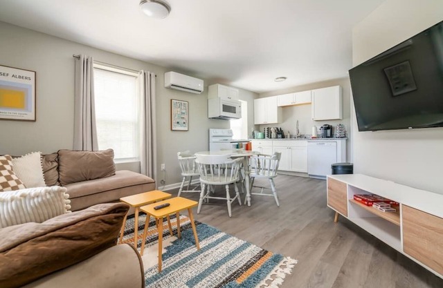 Luxury 1 bed APT near Five Point. Pets welcome!