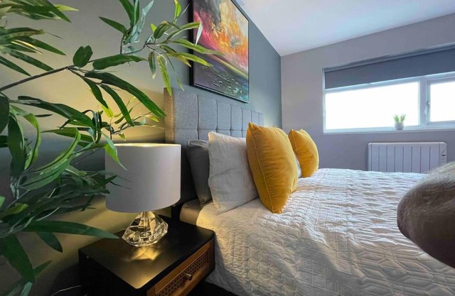 Luxury 1 bed Flat + sofa bed- Dudley