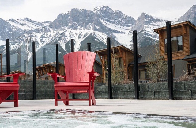 Luxury 1BR King Suite Hot Tub Couples Retreat Walk Main St Bridgette Bar