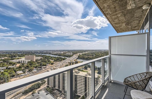 Luxury 1BR with Views, Rooftop Pool and Walk To Rainey St.