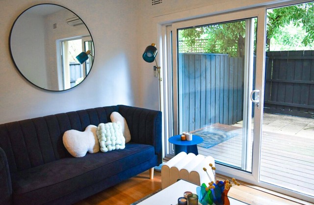Luxury 2-bed unit with courtyard, in central Prahran