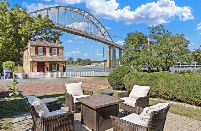 Luxury 2-bedroom house with Water views, Chesapeake City