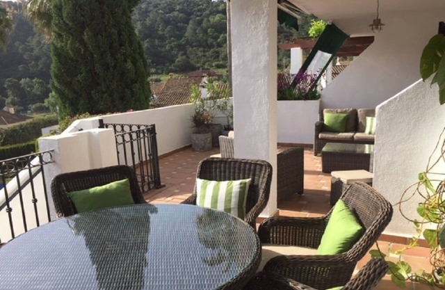 Luxury 2 bedroom, 2 bathroom apartment in Benahavis Village- pool and views