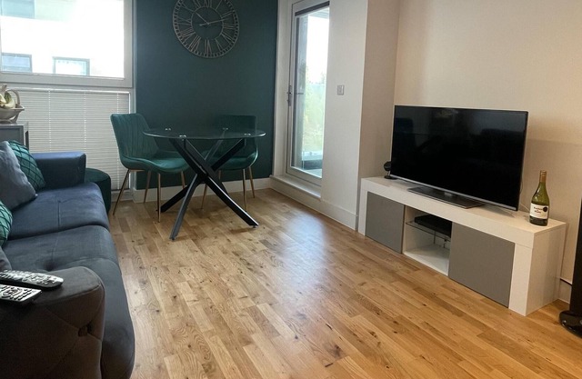luxury 2-bedroom apartment balcony central