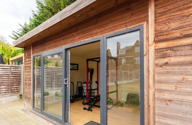 Luxury 2 Bedroom Apartment With Large Garden & gym