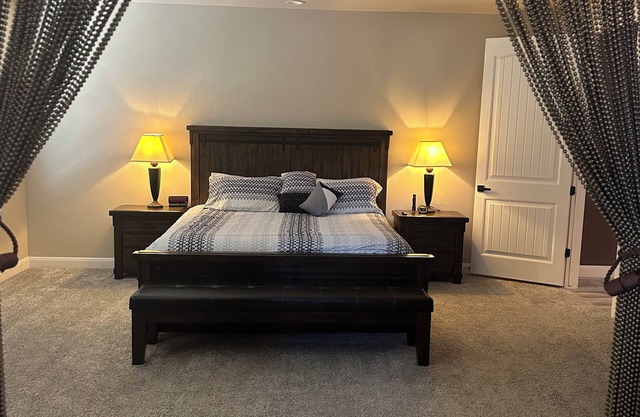 Luxury 2-bedroom home/pool table/Steam room/indoor jacuzzi & hot tub. Views!