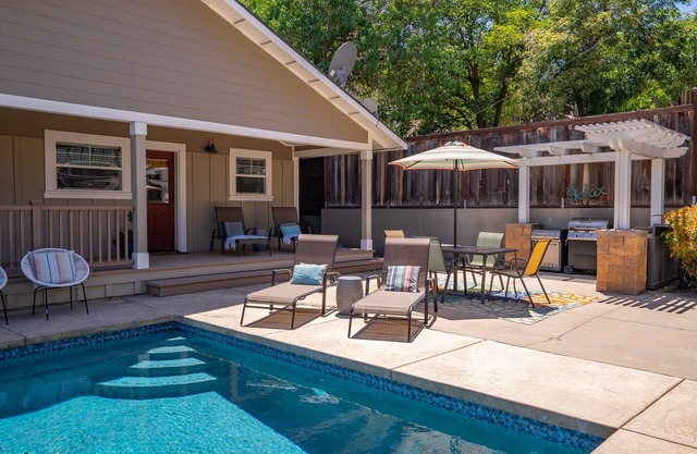 Luxury 2 blocks Downtown Square with a POOL, 2Bdrm, 2Bath Modern Large Bungalow