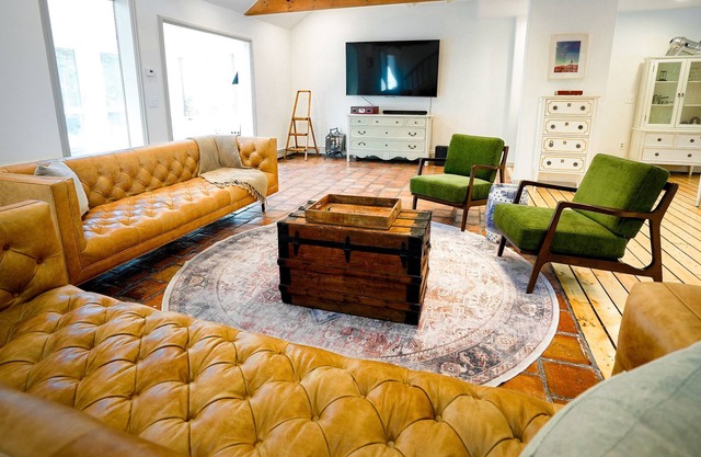 Luxury 2-Building Cape Cod Villa. Walk to the Beach!