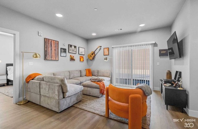 Luxury 2 King bed 2 bath Apt, Pool, Fire Pit, Top Golf, Walmart AMP, Free "P"