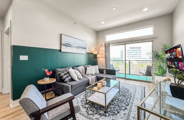 Luxury 2BD | Deep Ellum | Free Parking | Pool+Gym