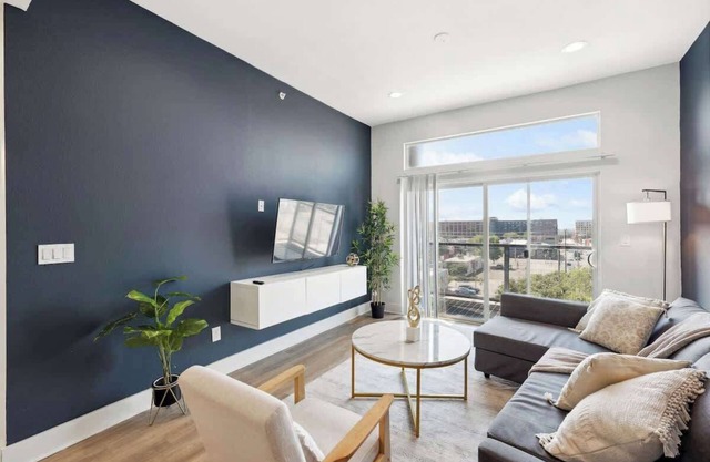 Luxury 2BD | DT Deep Ellum | 7 Beds | Free Parking