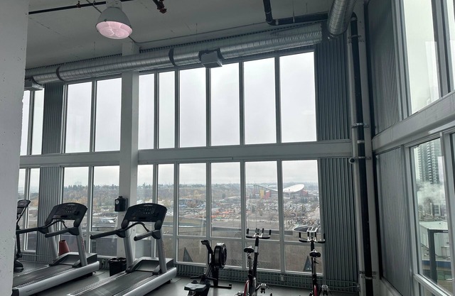 Luxury 2BR Condo in Downtown Calgary | Free Parking | Walk to Stampede & C-Train