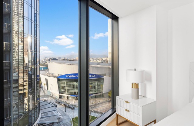 Luxury 2BR Penthouse w/Balcony by Crypto Arena