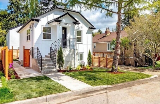 Luxury 2br1ba w/Hot tub, patio, crib & vanity