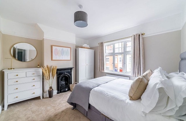 Luxury 3 bed house w/Parking, near Shops & Transport