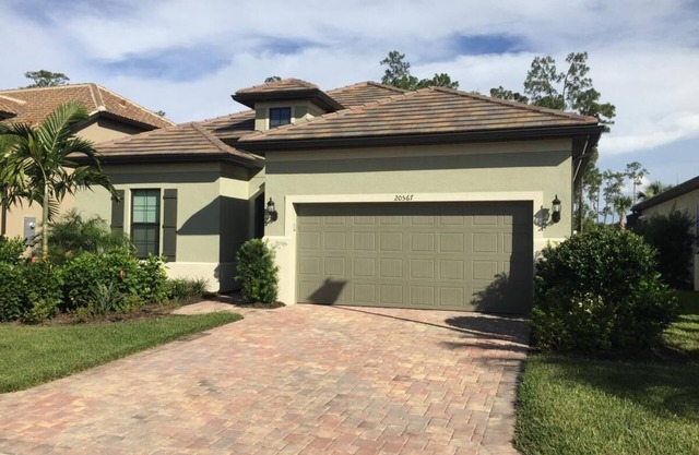 Luxury 3-Bedroom, 2,000 sq ft home with Resort Amenities, minutes to golf