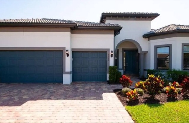 Luxury 3 Bedroom Retreat w/ Pool Near Naples Beaches. Family-Friendly Community.