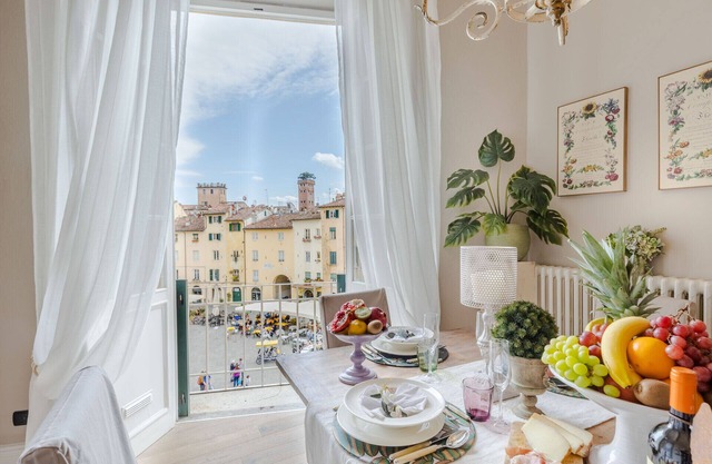 Luxury 3 bedrooms Apartment Amazing Views over the Amphiteatre Square inside the Walls of Lucca