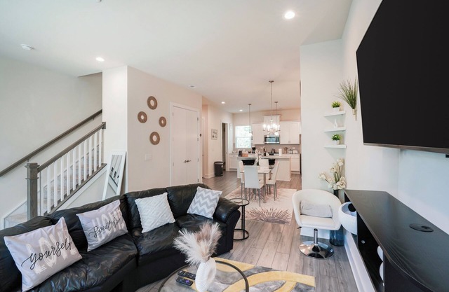 Luxury 3BR & 3BA townhouse 5 Mins to BOA, Spectrum & Uptown Fam & Biz Ready