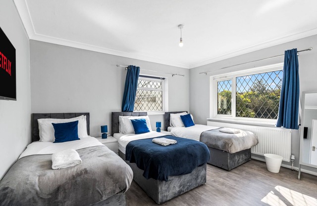 Luxury 3BR Brighton Home near South Downs, Sea Views, Pool & Free 4-Car Parking