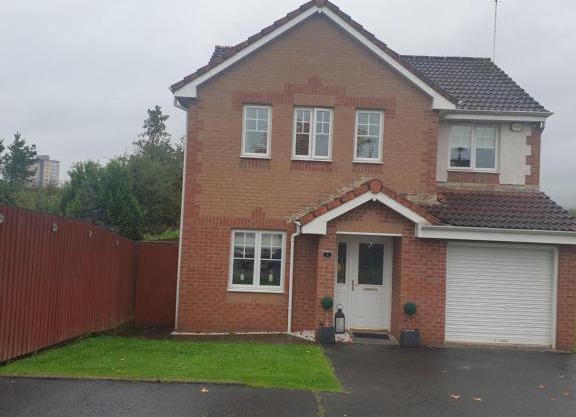 Luxury 4 Bed Detached House With Outdoor Bar & Garden