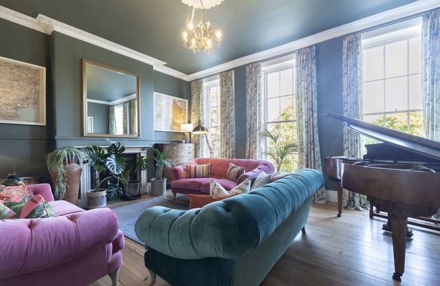Luxury 4-Bed Regency Townhouse Overlooking Montpel
