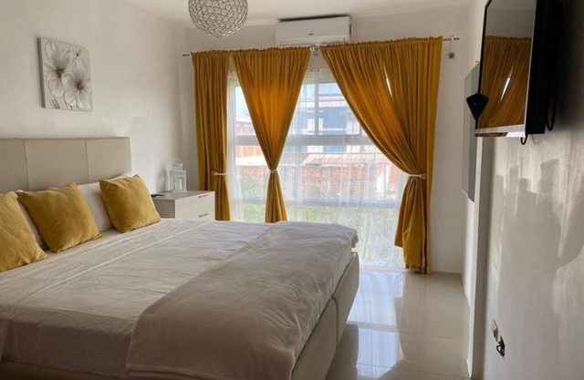 Luxury 4 bedroom Villa, beach, pool,BBQ, Mall