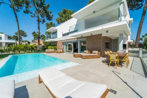 Luxury 4BR Villa w/Pool & Cinema Golf | By Airnest