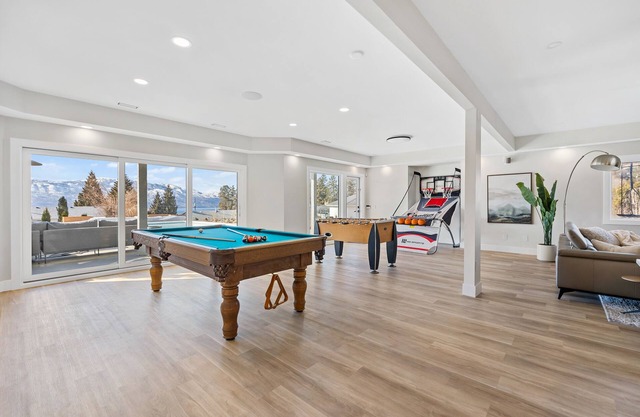 Luxury 5 Bedroom house w/POOL, SAUNA & Games Room