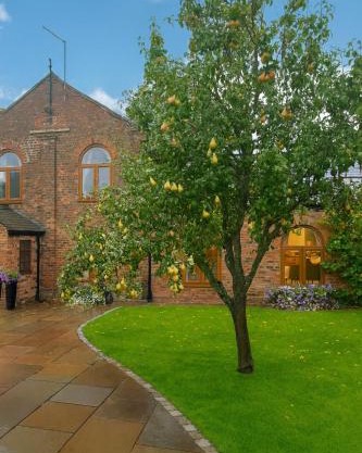 Luxury 5 Star Holiday House with floodlit Tennis court - BRAND NEW