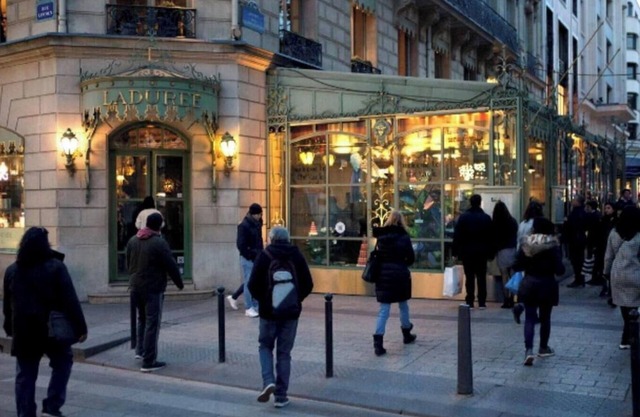 Luxury 5BR Paris Apartment – Steps from Champs-Élysées & Arc de Triomphe