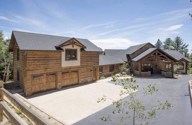 Luxury 6500 sq ft Mountain Lodge w/stunning views, gourmet kitchen and theater