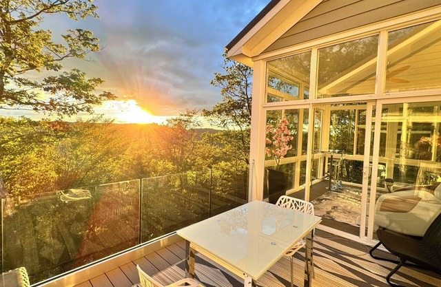 Luxury 7-bdr Mountain Top Home w/HotTub & GameRoom & Fireplace- Few Steps to SKI