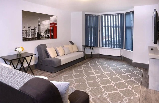 Luxury 8-Bed, 2-Bath Home – perfect for contractors, teams, or families. Spacious, fully equipped, and ready for long or short stays. Fast Wi-Fi, comfortable beds, and all the essentials included.