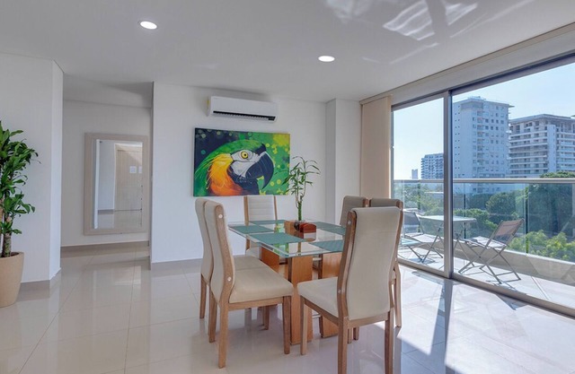 Luxury Airport Penthouse 3 BD 2 BTH + Rooftop Pool