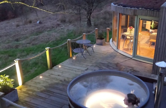 Luxury and Peaceful 1-bed Roundhouse with Hot Tub