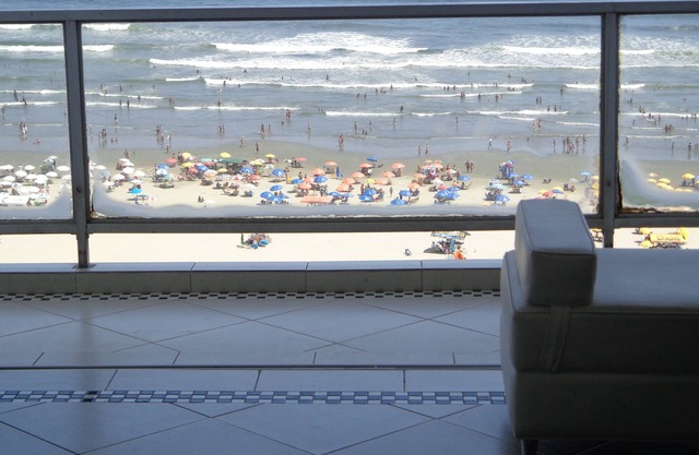 Luxury apartment facing the sea w / air conditioning and 01 parking space