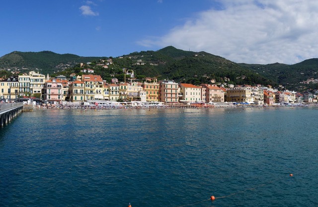 Luxury apartment in a country house villa, 310 m², 3 terraces, pool, WiFi